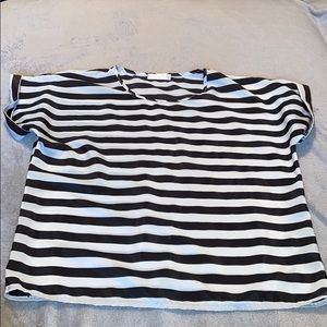 4/$10🎉Singwing blouse